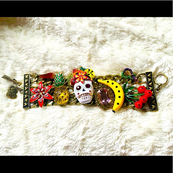 Betsey Johnson Statement Bracelet - Picture 1 of 6